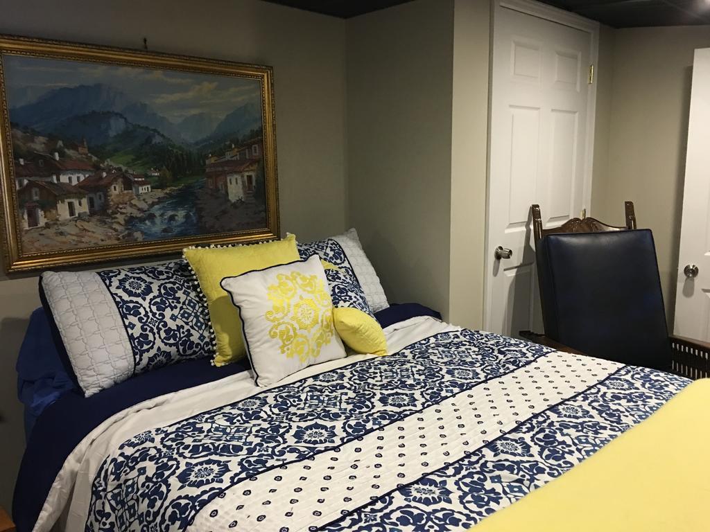 The Ashe Farm Bed & Breakfast Marshall Bilik gambar